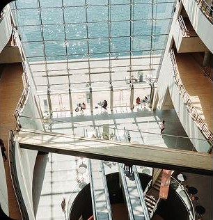 Lyst atrium med glastag