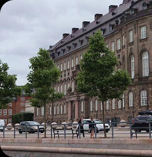 Christiansborg set fra kanalen