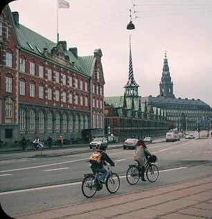 Cyklister foran Børsen i København