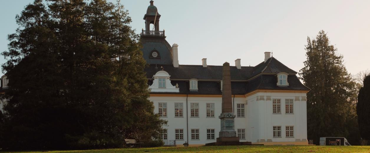 Charlottenlund Slot, hvor Chislett Compliance har mødelokaler